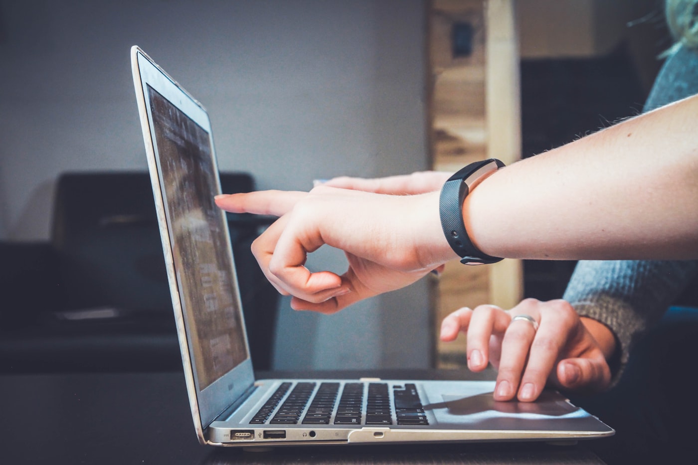 Pessoa estudando com notebook, representando novas formas de aprendizagem mediadas pela tecnologia