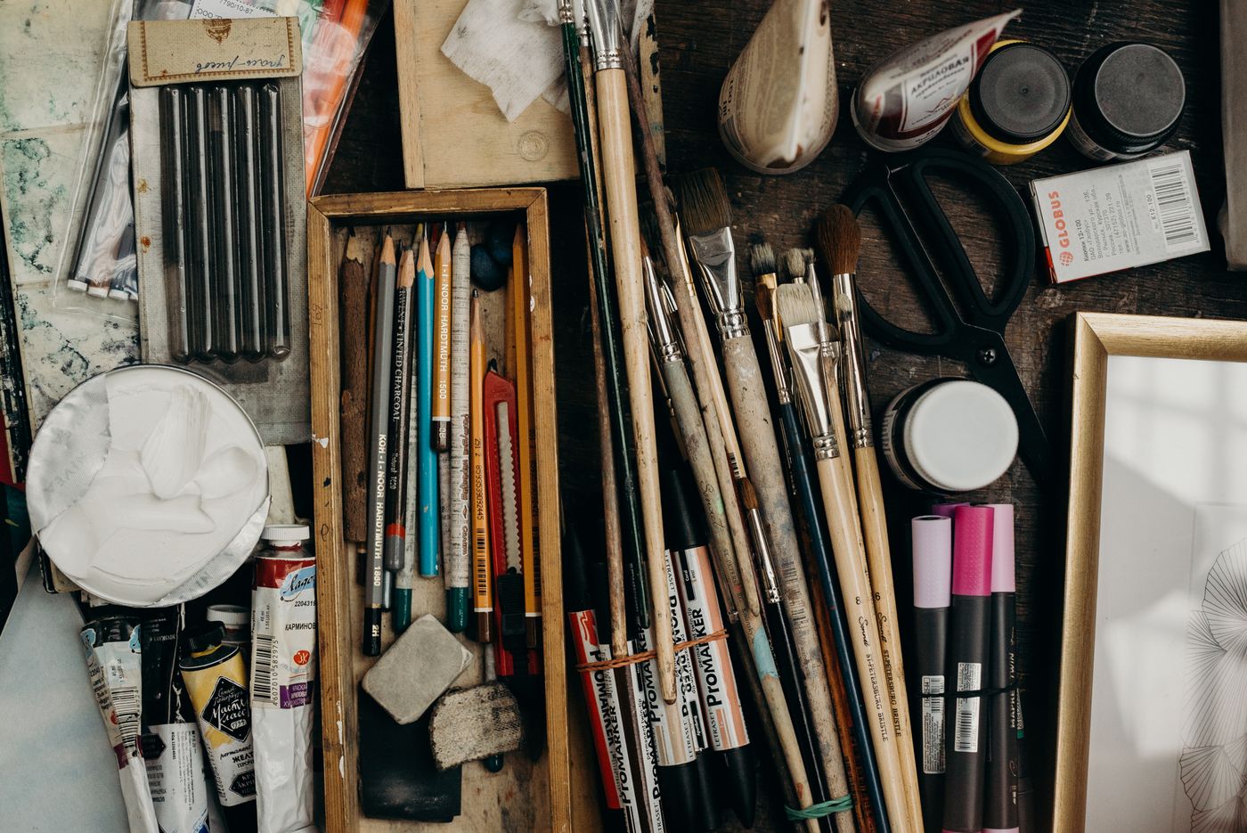 Artista trabalhando em ateliê, representando processo criativo e contato direto com colecionadores