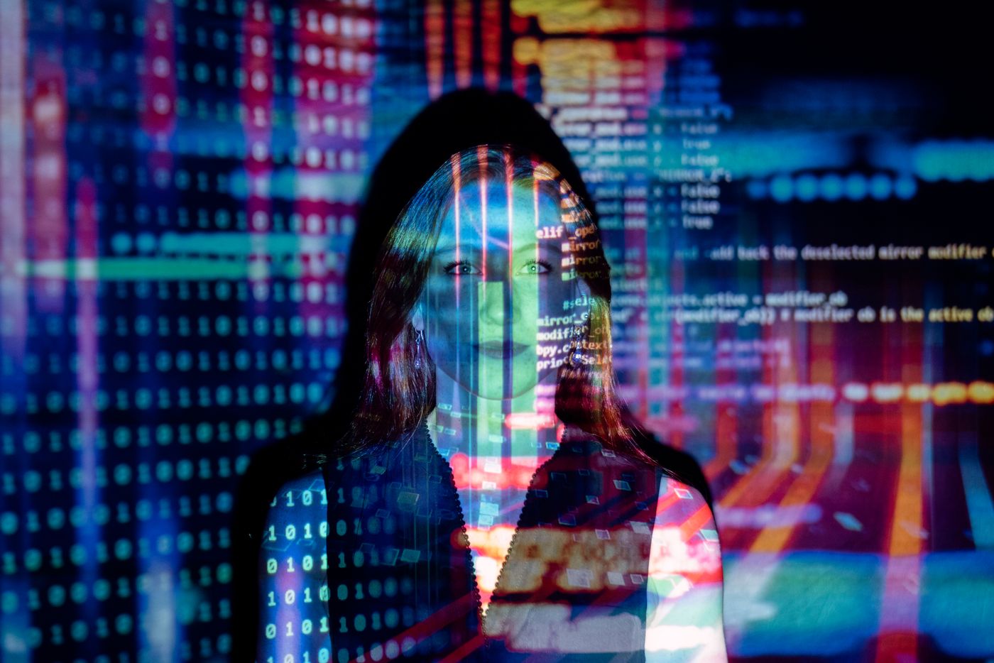 Pessoa usando computador em ambiente tecnológico, representando inteligência artificial e criação digital