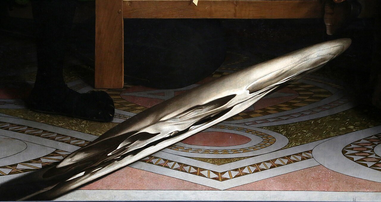 Detalhe da figura distorcida do crânio anamórfico presente no chão da pintura Os Embaixadores.