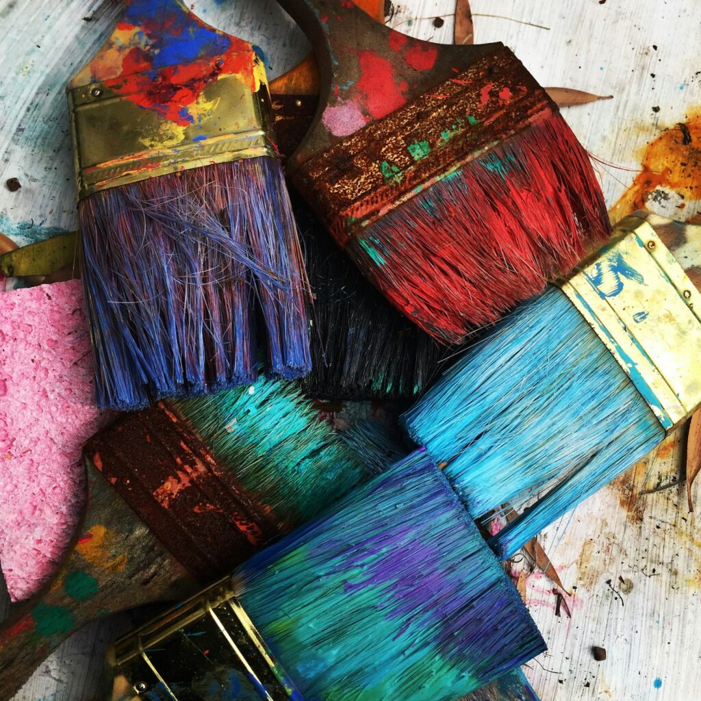 Ateliê com materiais de arte representando produção artística arquivo e documentação de obras